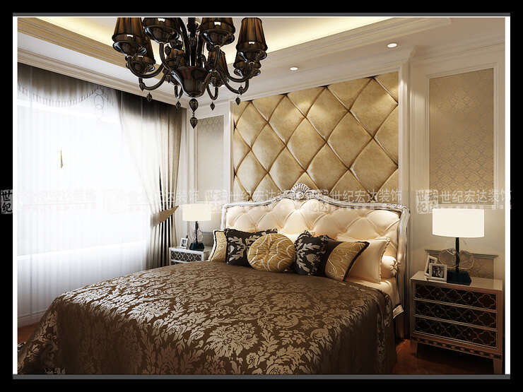 卧室采用护墙板与软包结合，大气灯池吊顶，采用全吊顶方式，空间感十足。