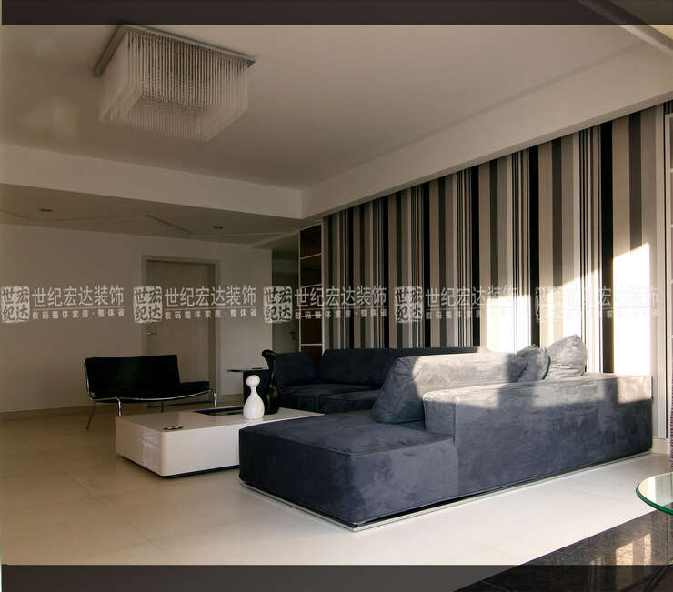 沙发背景墙简单的竖条纹壁纸与影视墙对比反衬，简约时尚