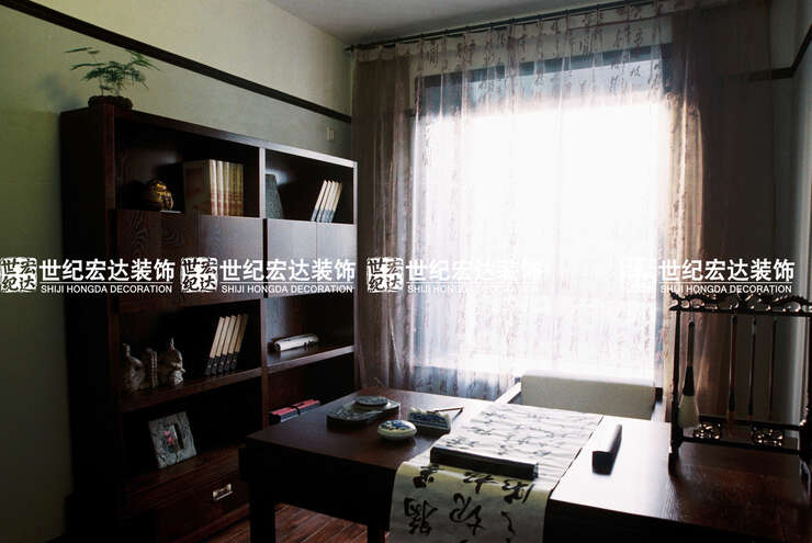 中式家具的合理搭配，恰到好处的诠释了书房的香气，房主在这里找到自己的乐趣，冲壶茶水，手一挥，书香墨迹充满整个房间。