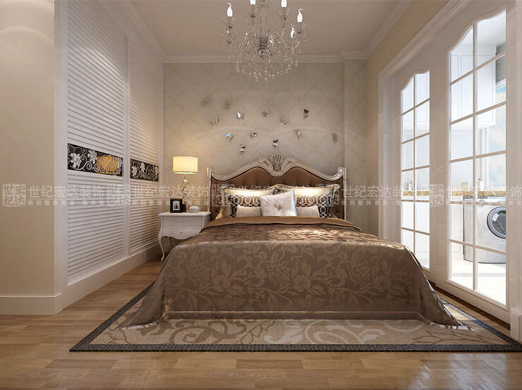 次卧室空间小一点，床头背景同样采用经典图案的壁纸装饰，为了增添空间的活力，用金属蝴蝶饰品来调节