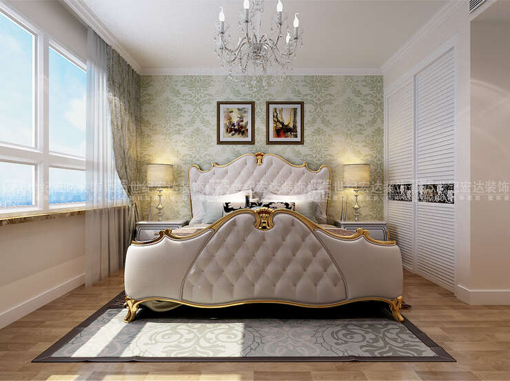 主卧室造型简约，床头背景墙才用了经典欧式图案的壁纸装饰，欧式描金的床品使整个空间色彩层次分明