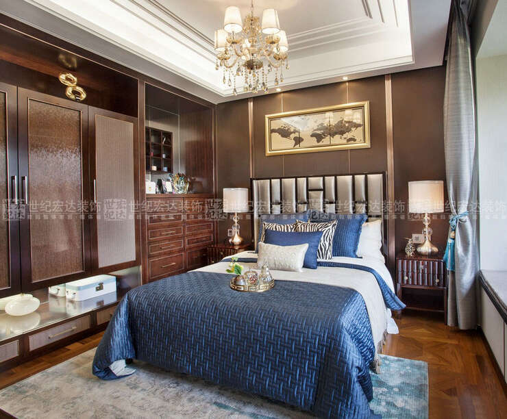 卧室空间陈设以咖啡色、蓝色和金色为主色调