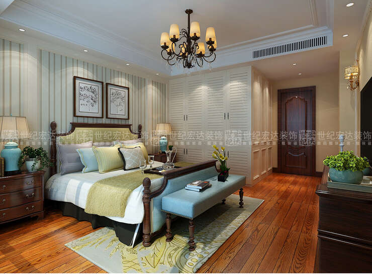 主卧室基本定位在欧式风格内，床头背景墙才用了石膏花线来装饰，床头背景墙至运用混油简易线条相结合的手法。