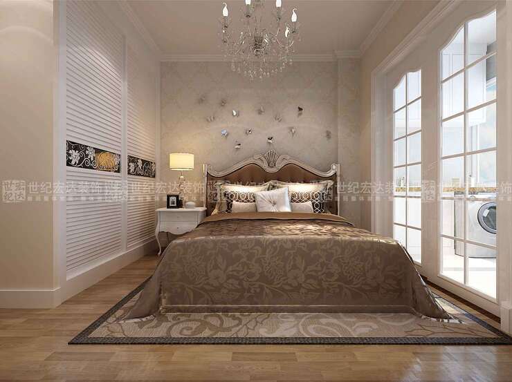 次卧室空间小一点，床头背景同样采用经典图案的壁纸装饰，为了增添空间的活力，用金属蝴蝶饰品来调节。