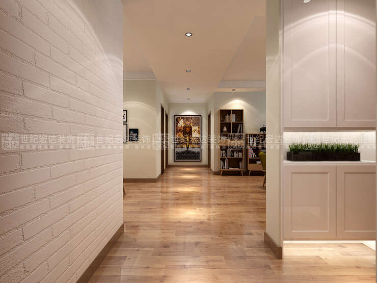 走廊用了文化石这样就能在视觉上拓宽区域，开门就看见走廊尽头的挂画靓丽时尚，简单的吊顶符合空间的风格。