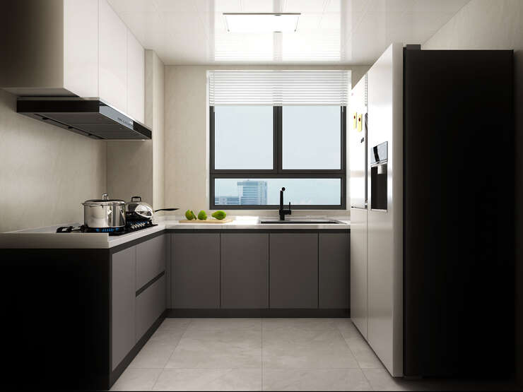 厨房柜子分色处理，上部的白色柜，在视觉上缓解过度饱和的压抑感。